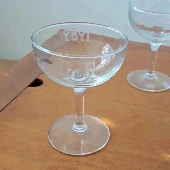 CHAMPAGNE ROUND GLASS COLLECTIBLE AND VINTAGE - Picture 2 of 4